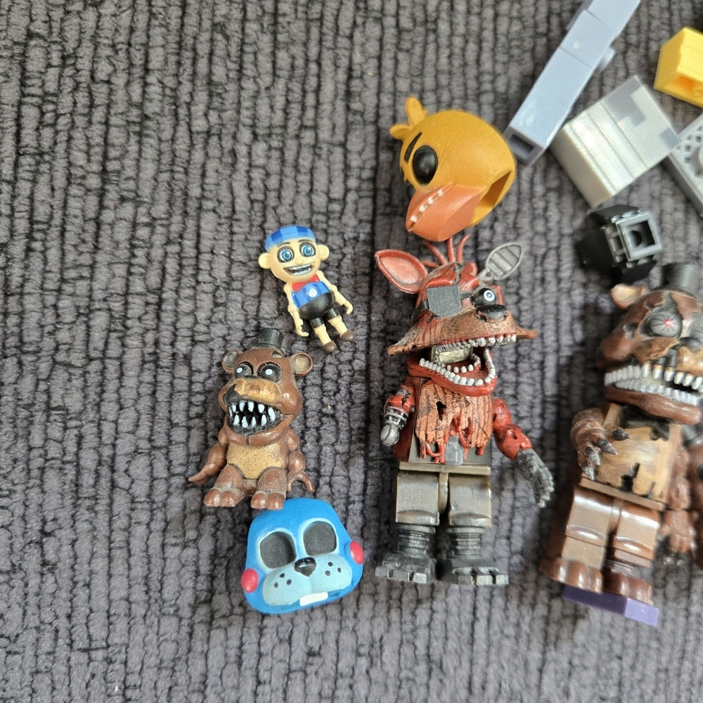Five Nights At Freddys Construction Set Parts And Pieces With 2 Figures - Picture 8 of 8
